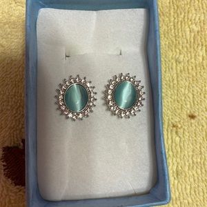 Studs earrings never worn